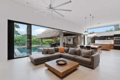 Living view of the pool and chancho