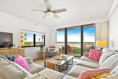 Wonderful view of the ocean and pool area. Smart TV.