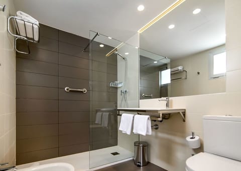 Single Room (No Terrace) | Bathroom | Shower, hair dryer, towels