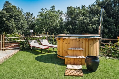 solarium privato con vasca idromassaggio finlandese riscaldata, lettini, dondolo