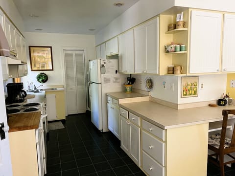 Full kitchen. - Full kitchen.