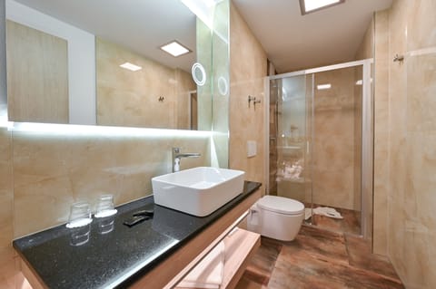 Classic Quadruple Room (shared room) | Bathroom | Shower, rainfall showerhead, free toiletries, hair dryer