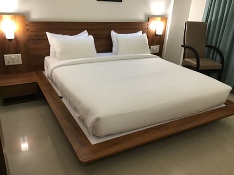 Executive Double Room | Desk, free WiFi