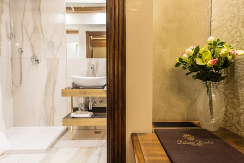 Classic Room | Down comforters, minibar, in-room safe, desk