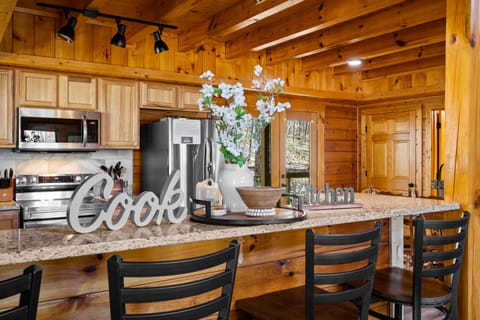 Fully equipped kitchen: cook/bake/dinner/silver-ware provided