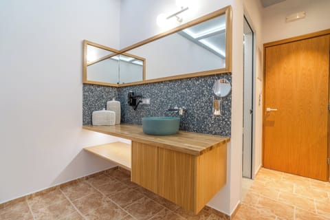 Deluxe Room | Egyptian cotton sheets, premium bedding, pillowtop beds, in-room safe