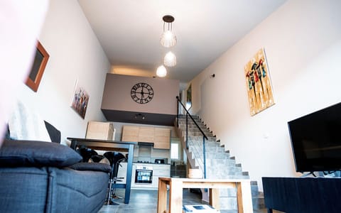 Comfort Duplex, Terrace (gite marron) | Living area | 100-cm LED TV with satellite channels, TV, books