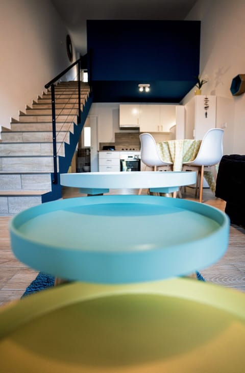 Comfort Duplex, Terrace (gite bleu) | Living area | 100-cm LED TV with satellite channels, TV, books