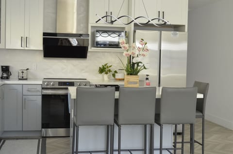Full-size fridge, microwave, oven, stovetop