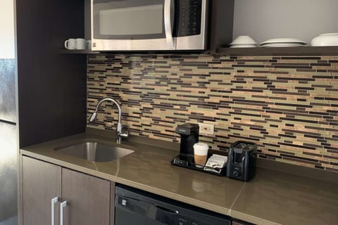 Hypo-allergenic bedding, in-room safe, desk, laptop workspace