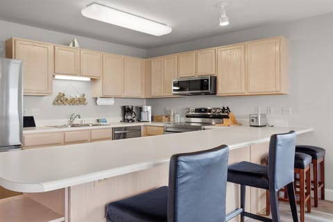 Breakfast bar in kitchen seats 4