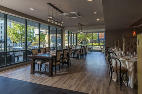 Dinner served, American cuisine