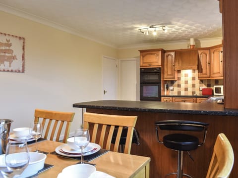 Kitchen/diner | Gwynfan Bungalow, Llandrindod Wells