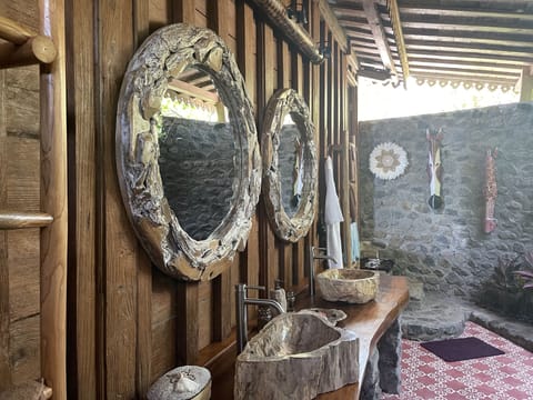 Deluxe Bungalow | Bathroom | Shower, rainfall showerhead, designer toiletries, hair dryer