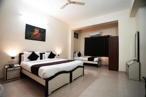 Deluxe Triple Room | Desk, rollaway beds, free WiFi, bed sheets