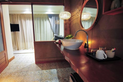 Deluxe Room, Sea View, Beachfront | In-room safe, free WiFi, bed sheets