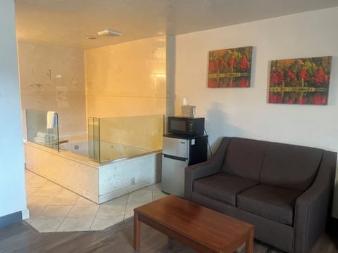 King Room with Jacuzzi Suite | Bathroom | Combined shower/tub, hair dryer, towels