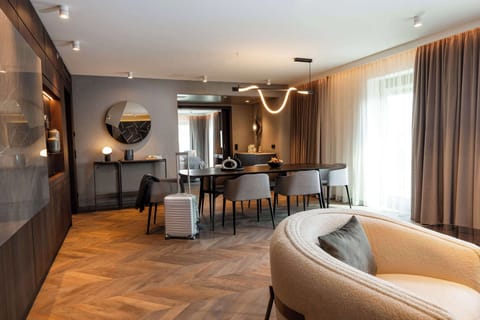 Grand Suite | Living room | Flat-screen TV, pay movies