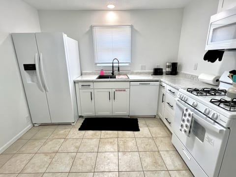 Fully Equipped Kitchen with Gas Range