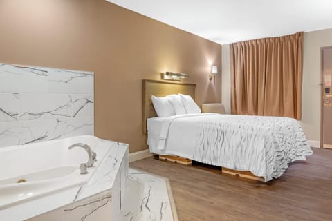 Deluxe Room, 1 Queen Bed, Non Smoking, Jetted Tub | In-room safe, desk, laptop workspace, blackout drapes