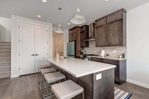 Breakfast Bar and Kitchen