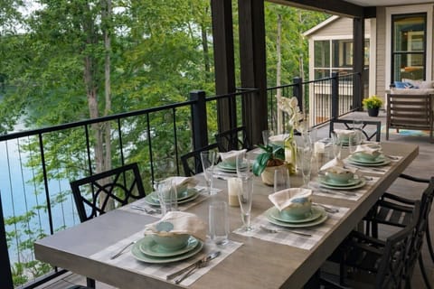 Deep Water, King Beds, 9P-Hottub House in Lake Keowee