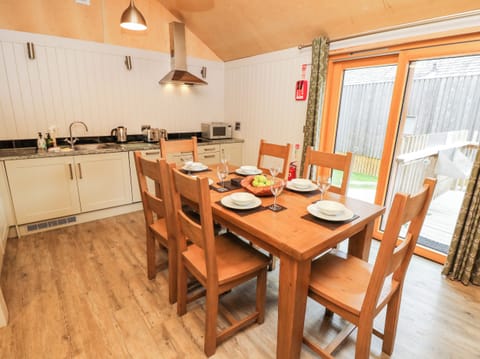 Cottage | Dining