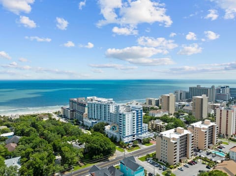 Escape to the Horizon at 77th – a tranquil resort on Ocean Boulevard nestled amidst the soft sands of Myrtle Beach. Peaceful, affordable, and always family-friendly, we combine the comforts of home with the convenience of a fully equipped condominium.