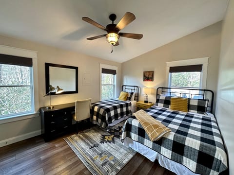 Queen + twin bedroom with desk