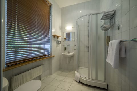 Standard Single Room | Bathroom | Free toiletries, hair dryer, towels