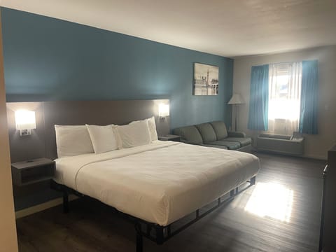 Standard Room, 1 King Bed, Non Smoking | Blackout drapes, iron/ironing board, bed sheets