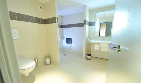 Combined shower/tub, eco-friendly toiletries, hair dryer, towels