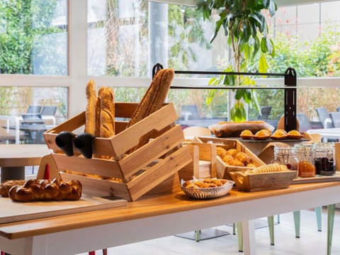 Daily buffet breakfast (CHF 17 per person)