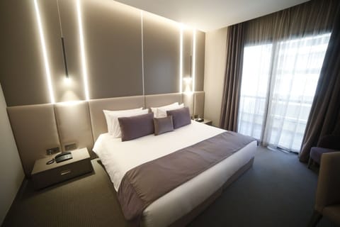 Executive Studio | Egyptian cotton sheets, premium bedding, down comforters