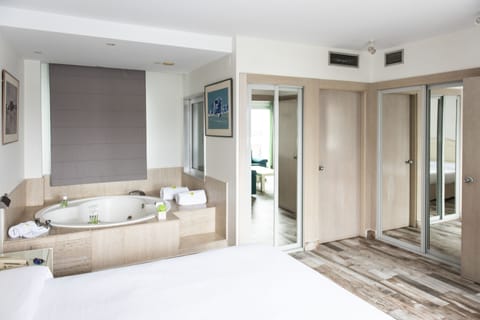 Senior Suite, Hot Tub | Minibar, in-room safe, desk, blackout drapes