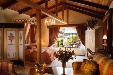 Deluxe King Suite | In-room safe, desk, WiFi (free), alarm clocks