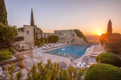 Seasonal outdoor pool, pool umbrellas, sun loungers