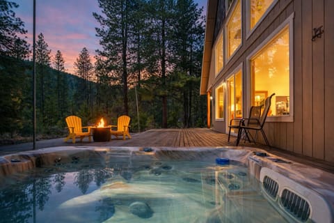 Cabin, 4 Bedrooms | Outdoor spa tub