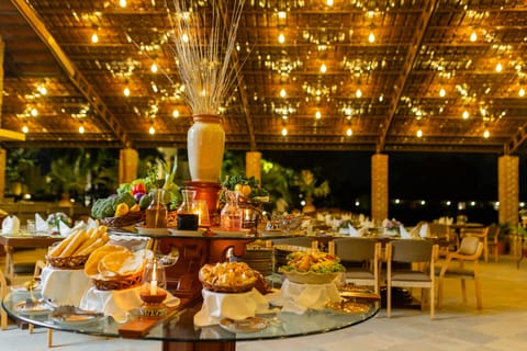 2 restaurants; breakfast, lunch, and dinner served