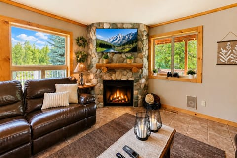 Cabin, 5 Bedrooms | Living area | Streaming services