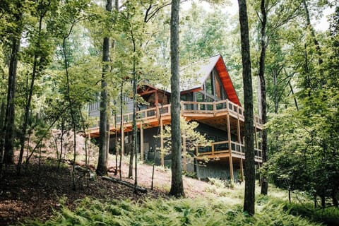 Escape to Paradise: A Luxurious Mountain Retreat for 14 with Stunning Views, Multiple Decks, Hot Tub, and Ample Parking!