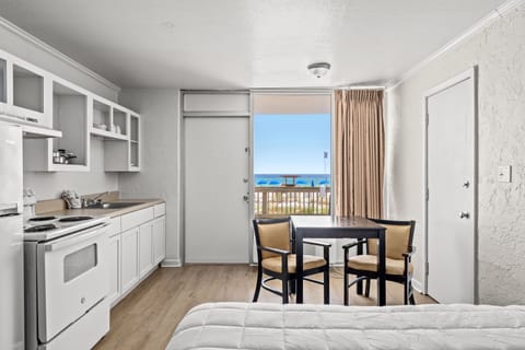 Standard Room, Kitchen, Ground Floor | Private kitchen | Mini-fridge, microwave, coffee/tea maker