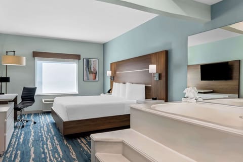 Standard Room, 1 King Bed, Non Smoking, Jetted Tub | Pillowtop beds, in-room safe, desk, laptop workspace