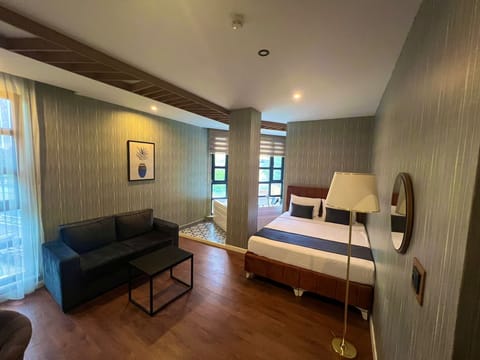 Deluxe Studio Suite | Hypo-allergenic bedding, Select Comfort beds, desk, laptop workspace