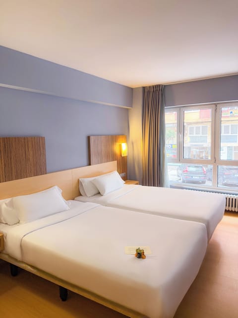 4 Single Beds, Suite | Desk, free WiFi, bed sheets
