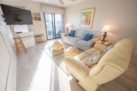 Large Living Room with HDTV!