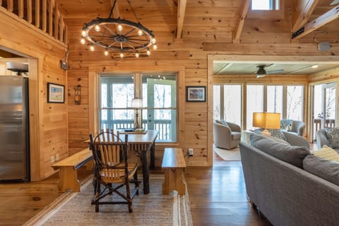 Dining Area w/ Table for 4