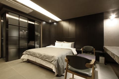Suite | Premium bedding, minibar, iron/ironing board, free WiFi