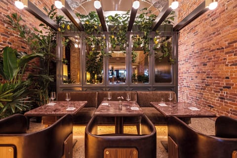 2 restaurants; breakfast, lunch, dinner, and brunch served