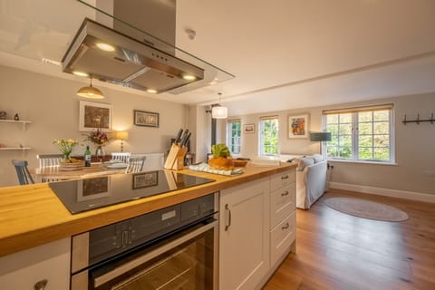 Ground floor: Well-equipped kitchen